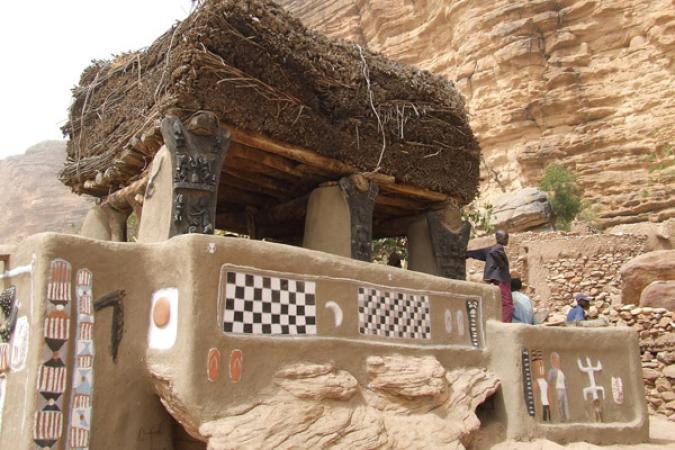 Pays Dogon : Les militaires mettent le feu aux motos des paysans