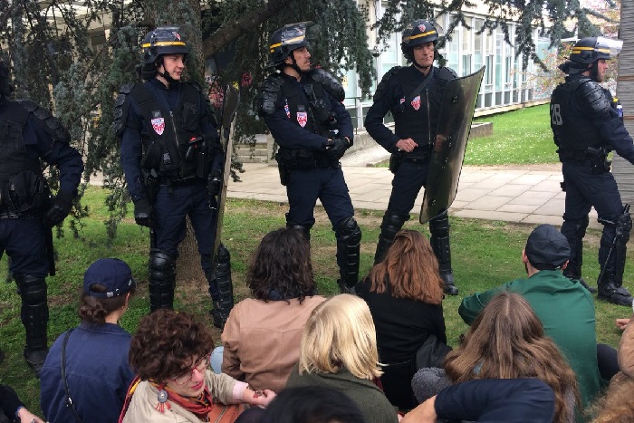 A Nanterre, les étudiants bloqueurs délogés par l’intervention musclée des CRS