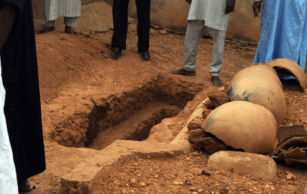 Les secrets affligeants des tombes à Louga : le savon pour le bain mortuaire et la liasse de billets du célèbre lutteur