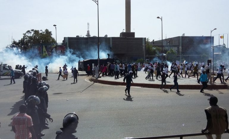 Dakar - Les manifestants ont opté pour la guérilla 