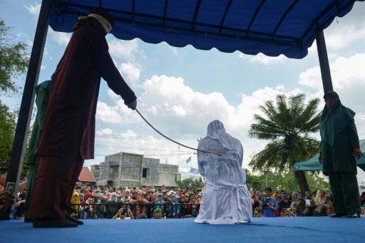 coups de bâton pour des amoureux et prostituées à Aceh