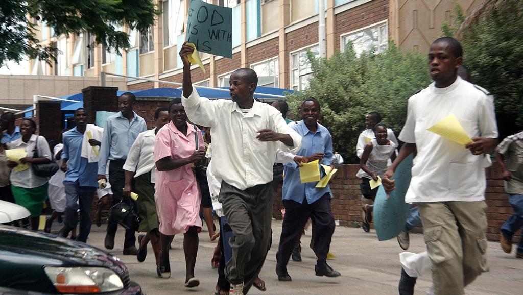 Zimbabwe: 15 000 infirmières annoncent la fin de leur grève et des négociations