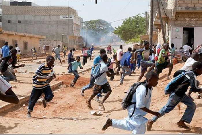 Tohu-bohu dans les écoles : les élèves défient les forces de l'ordre partout 