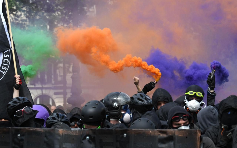  1er mai : le cortège est parti, des centaines d’individus cagoulés à Austerlitz