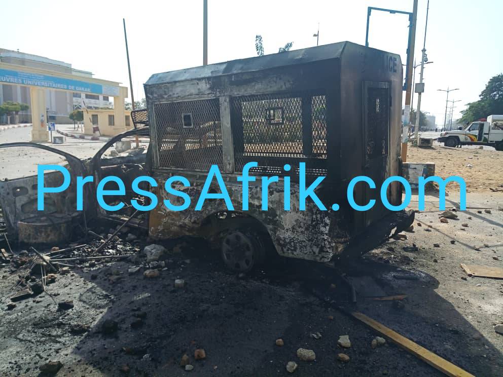 Véhicule de la police incendiée par les éudiants de l'UCAD