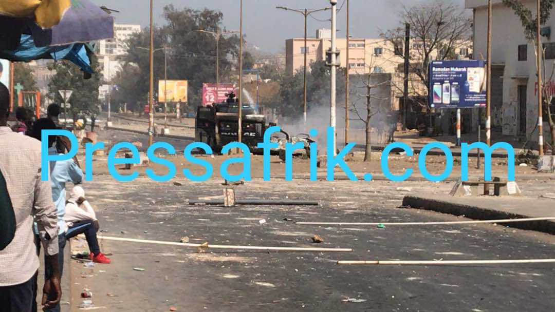 L’UCAD en état de siège : les images de la furie des étudiants