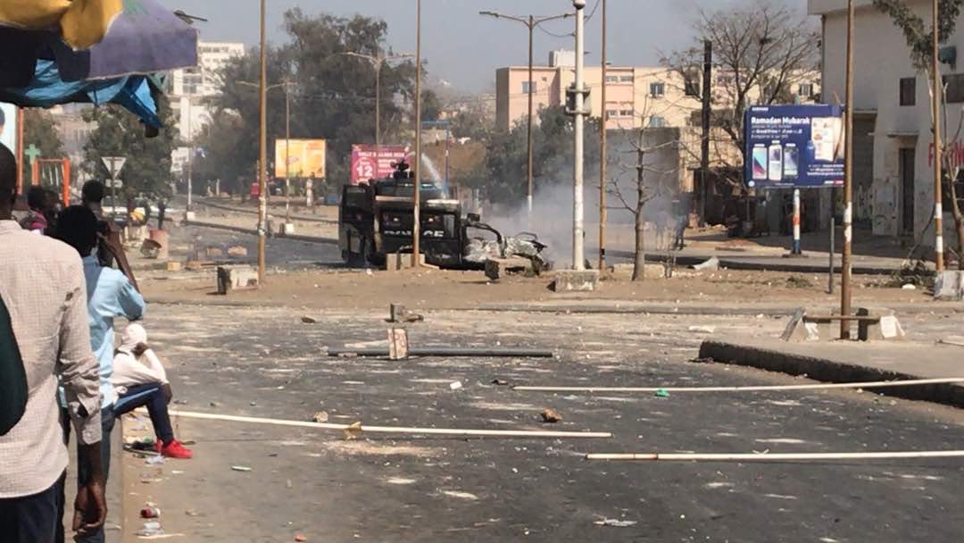 UCAD - Les policiers recommencent à tirer après l'arrivée du renfort de munitions