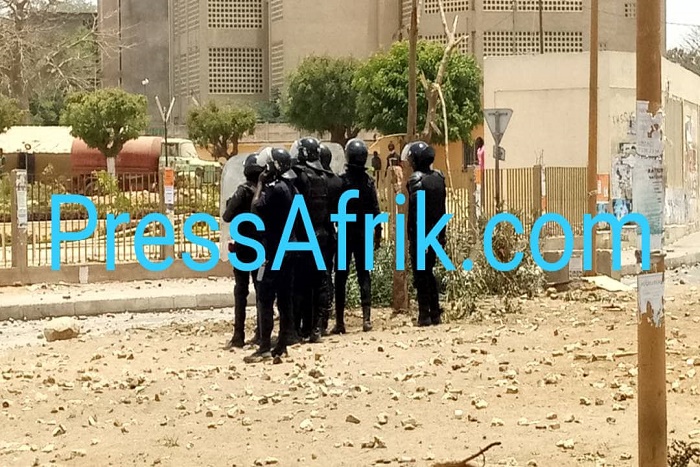 Les Images des violents affrontements à l'UCAD ce mercredi