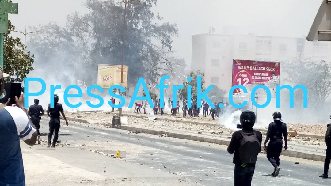 Les Images des violents affrontements à l'UCAD ce mercredi
