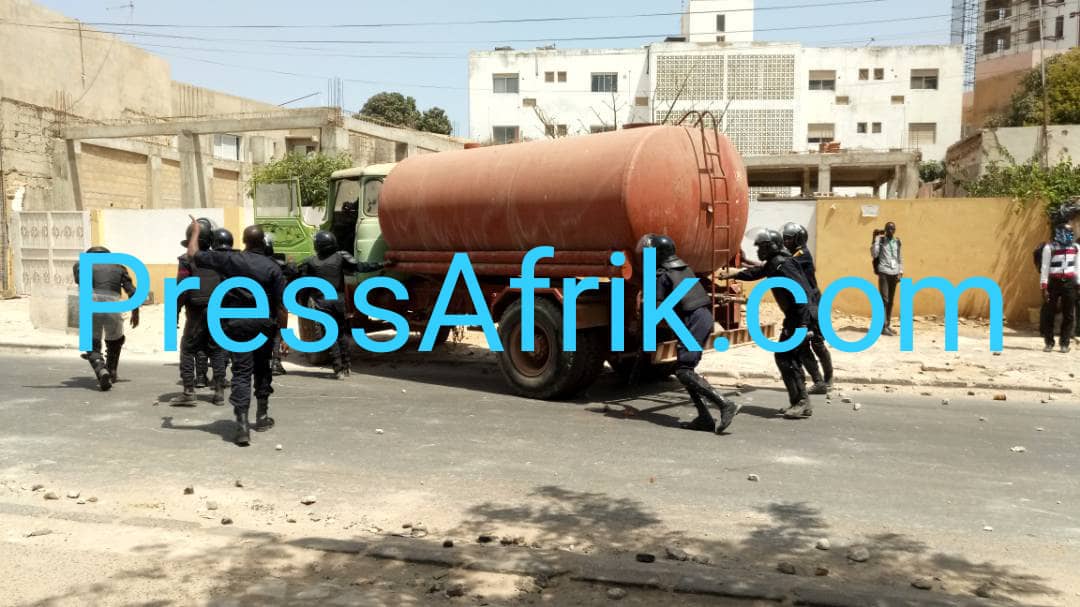 les policiers reprennent le camion qui servait de barricade aux étudiants