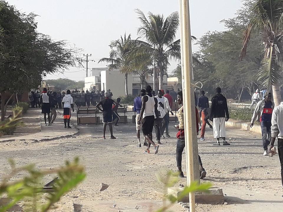 La tension remonte à l'Ugb: les étudiants barrent la Route nationale avec des pneus brûlés 