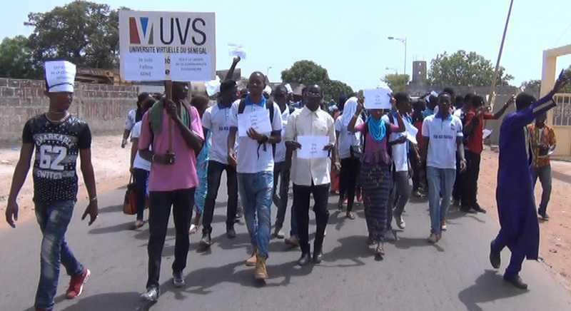 Les étudiants de l'Université virtuelle du Sénégal bloquent la Vdn