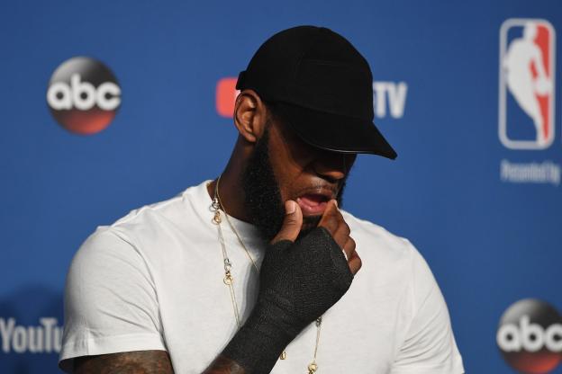 LeBron James après la finale perdue : "j'ai joué les 3 derniers matchs avec un bras cassé"