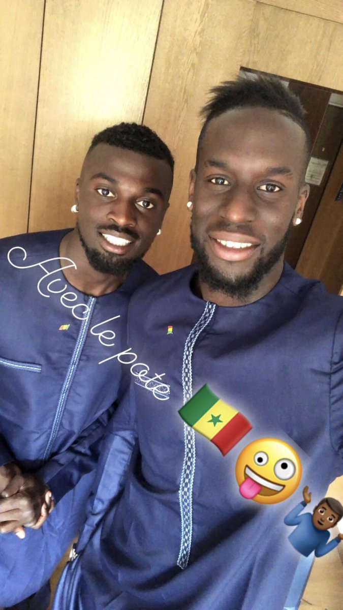 Les "Lions" débarquent avec leurs tenues traditionnelles...