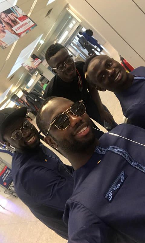 Les "Lions" débarquent avec leurs tenues traditionnelles...