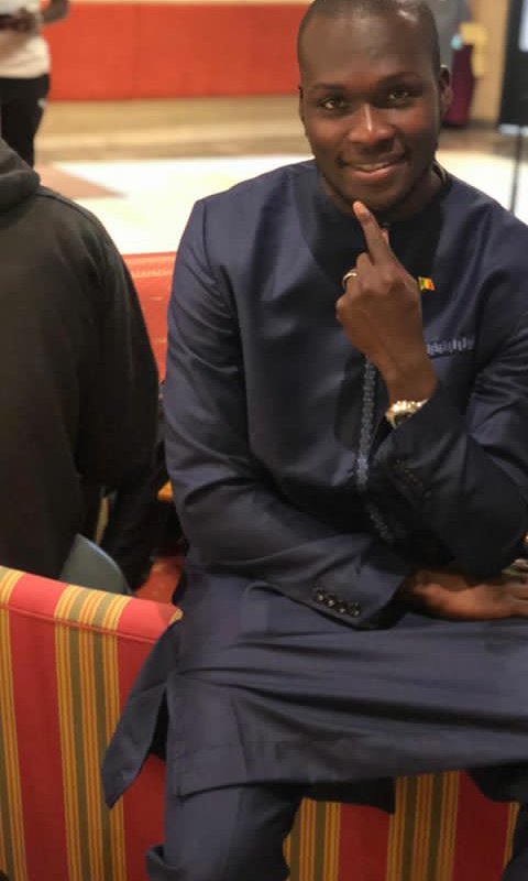 Les "Lions" débarquent avec leurs tenues traditionnelles...