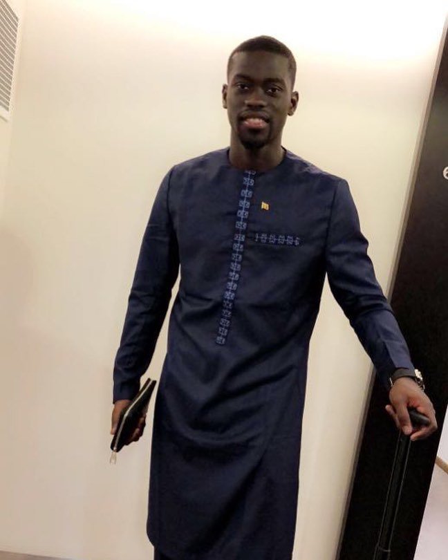 Les "Lions" débarquent avec leurs tenues traditionnelles...