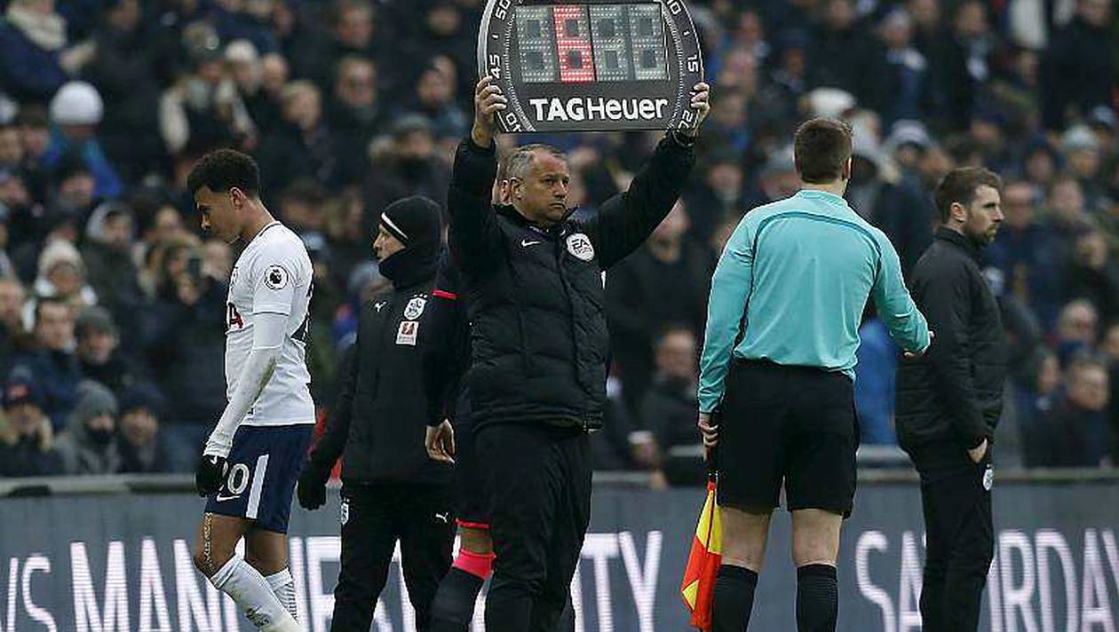 l'UEFA adopte la règle du 4e changement et permet aussi aux clubs de...