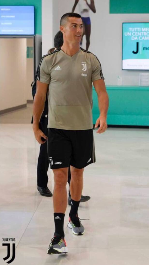 Images: les premières photos de Cristiano Ronaldo avec le maillot de la Juventus !