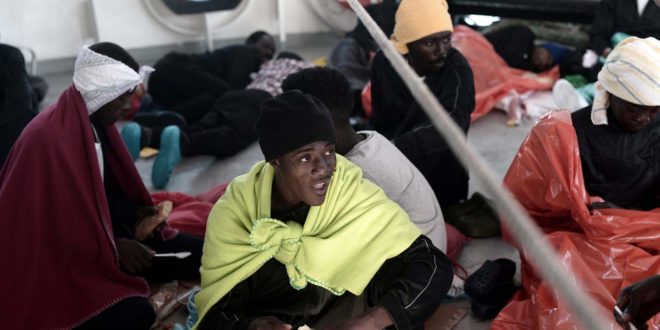 Un bateau de Migrants, le Sarost 5, Interdit d’accoster sur la côte méditerranéenne depuis deux semaines