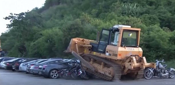 Le Président philippin fait détruire 68 véhicules de luxe