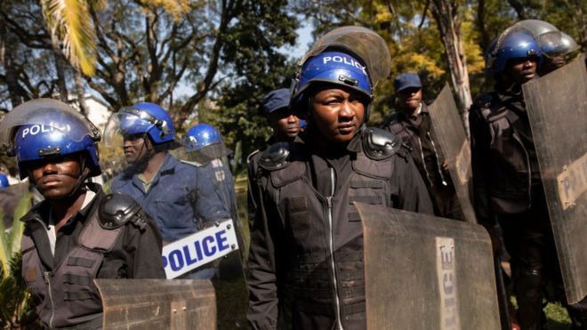 La police du Zimbabwe ‘traque’ neuf opposants