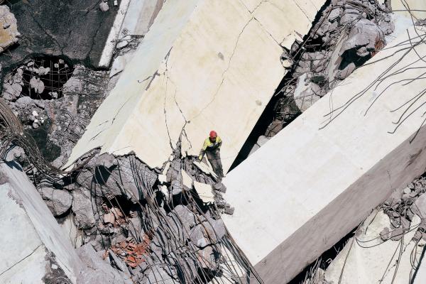 Viaduc effondré en Italie: les sauveteurs ont travaillé toute la nuit