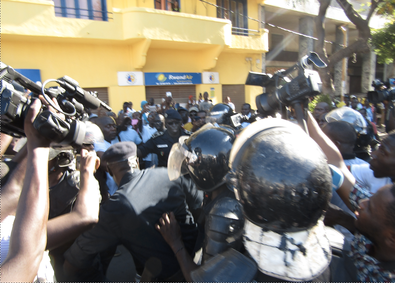 Manifestation de l’opposition : un responsable du Rewmi évacué d’urgence à l’hôpital pour…