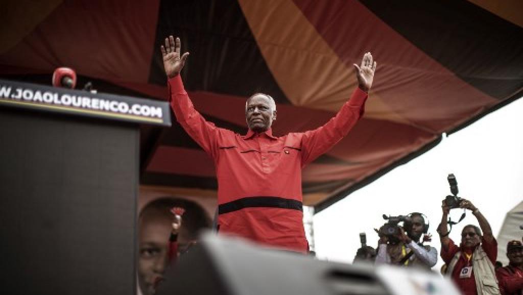 Angola: l’ex-président dos Santos lâche les rênes du MPLA, la fin d’une ère