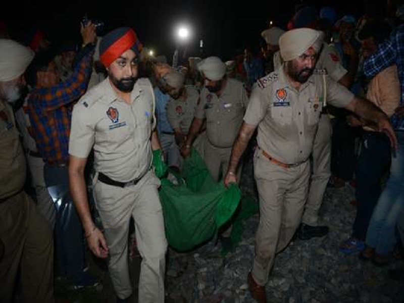 En Inde, un train percute une foule et fait au moins 59 morts