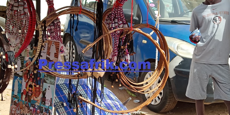 #Magal2018: des Nigériens vendeurs de gris-gris inondent le marché Okass