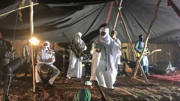 Maroc: le groupe malien Tinariwen clôture le festival de Taragalte