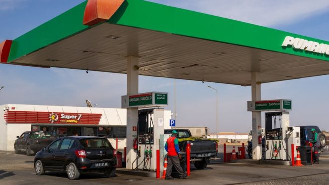 Les burkinabés subissent la hausse des prix du carburant à la pompe