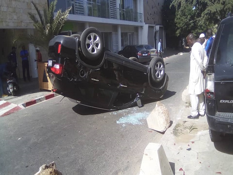 Accident spectaculaire : un 4x4 effectue des tonneaux devant la Piscine olympique