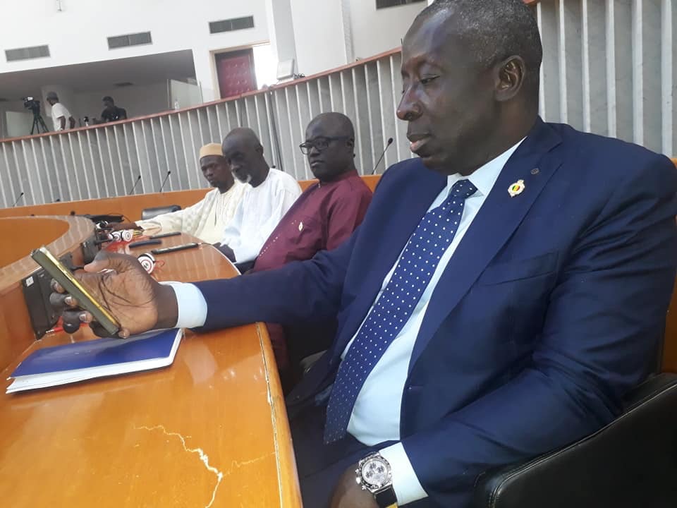 Pendant ce temps... le ministre de l’agriculture patiente depuis plus d’une heure avec quelques députés de l’opposition 