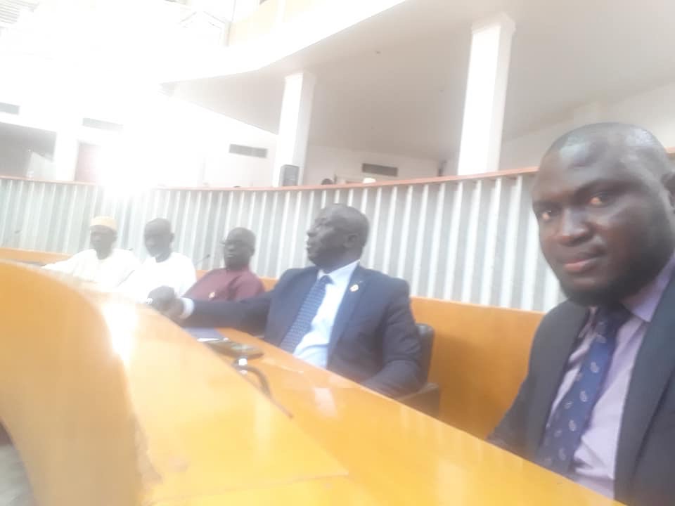 Pendant ce temps... le ministre de l’agriculture patiente depuis plus d’une heure avec quelques députés de l’opposition 