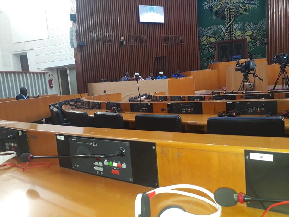 Pendant ce temps... le ministre de l’agriculture patiente depuis plus d’une heure avec quelques députés de l’opposition 