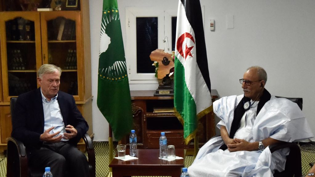 Le représentant de l'ONU Horst Koehler et le secrétaire général du Polisario Brahim Ghali, à Tindouf, en Algerie, le 19 octobre 2017.
