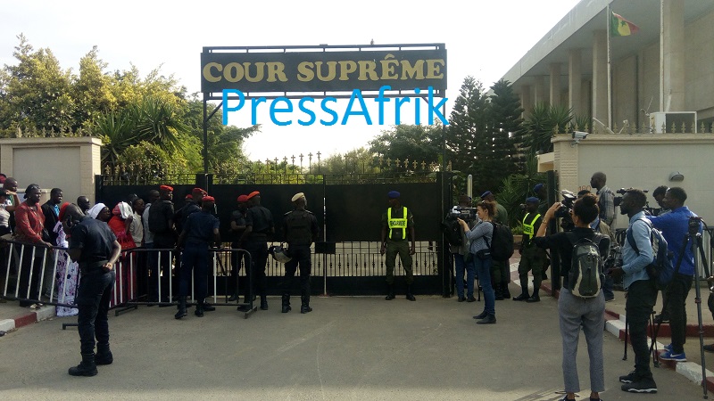 Images - La Cour suprême en état de siège