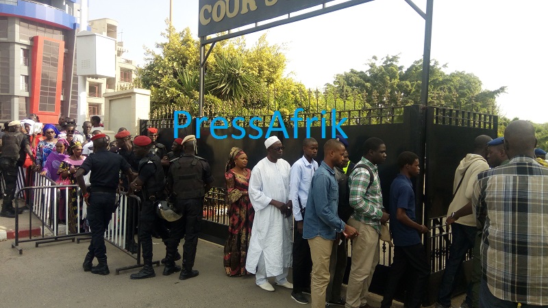 Images - La Cour suprême en état de siège
