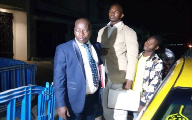 Kouthia arrêté devant le Conseil constitutionnel...puis libéré vers 1h du matin