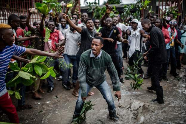 Le vote est censé prendre fin à 17H (heure de Kinshasa) mais le bureau de vote Saint Raphaël a accusé 6 heures de retard à l'ouverture.