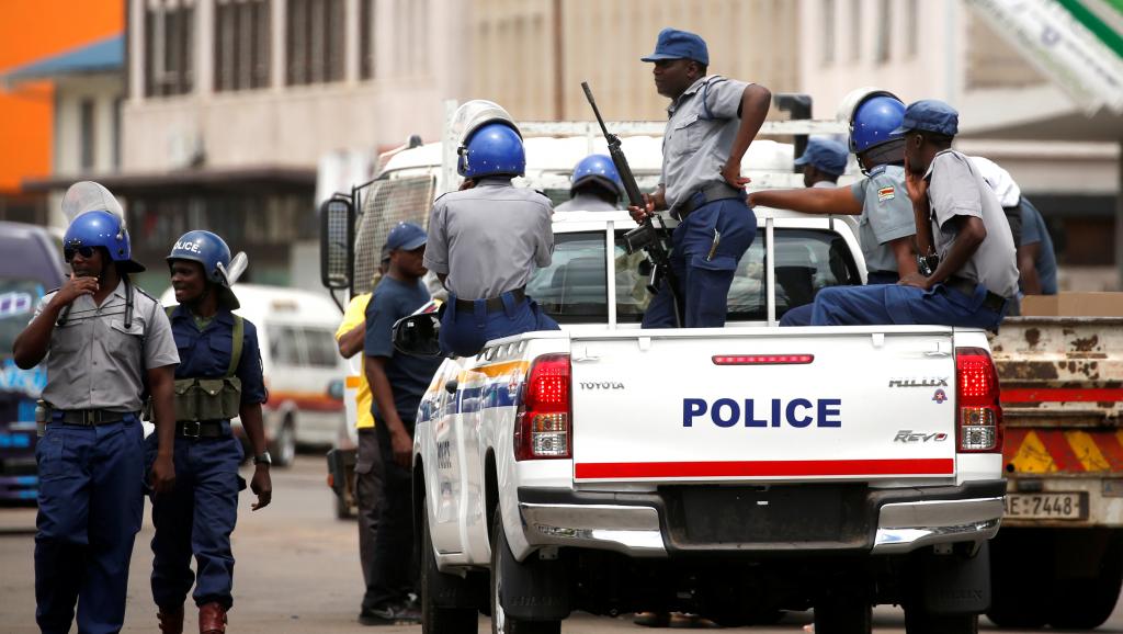 Zimbabwe: opposants et militants en fuite, Mnangagwa rentre de Davos