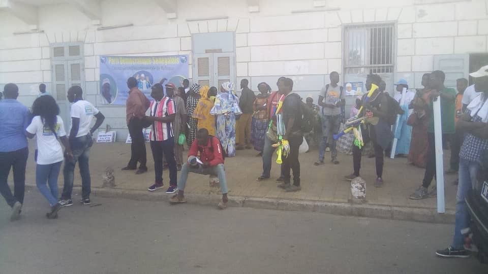Direct arrivée de Wade: les militants déjà prêts à Rufisque (Photos + vidéo)