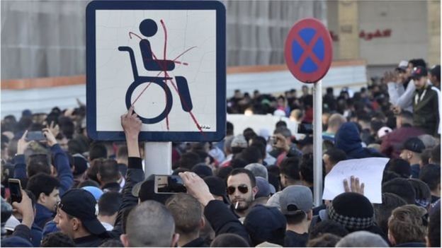 Comment un président isolé du monde dirige l'Algérie