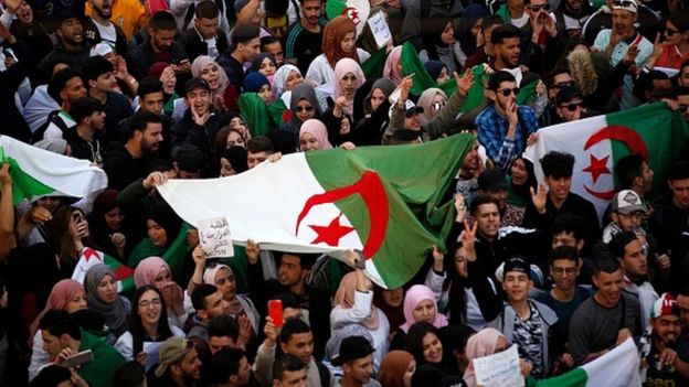 Comment un président isolé du monde dirige l'Algérie