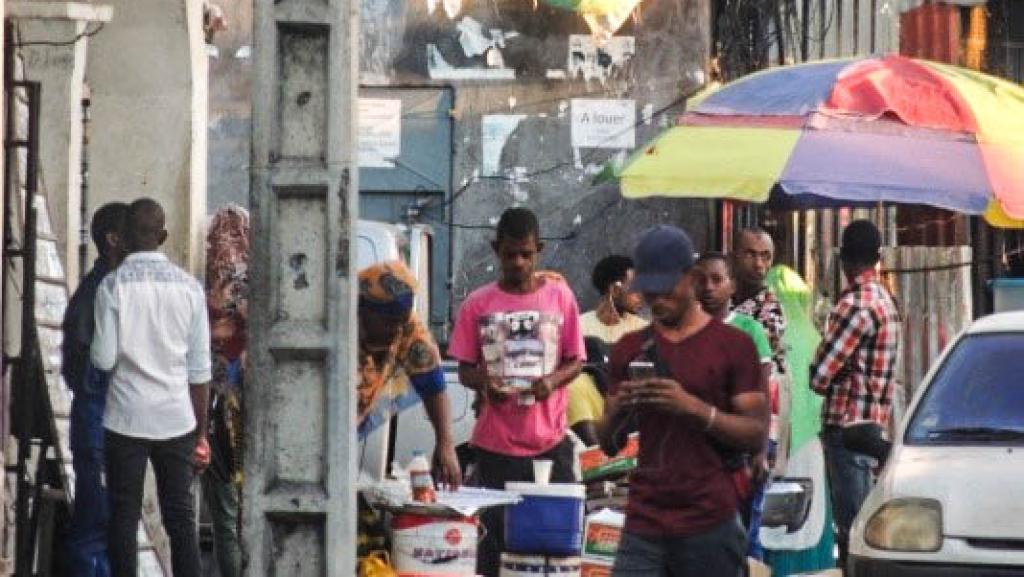 Comores: marche de protestation contre la détention de deux animateurs satiriques