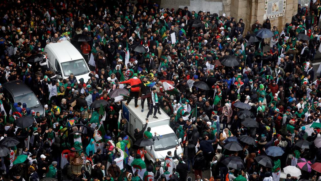 Algérie: sous la pluie, la contestation se poursuit à Alger et dans le pays