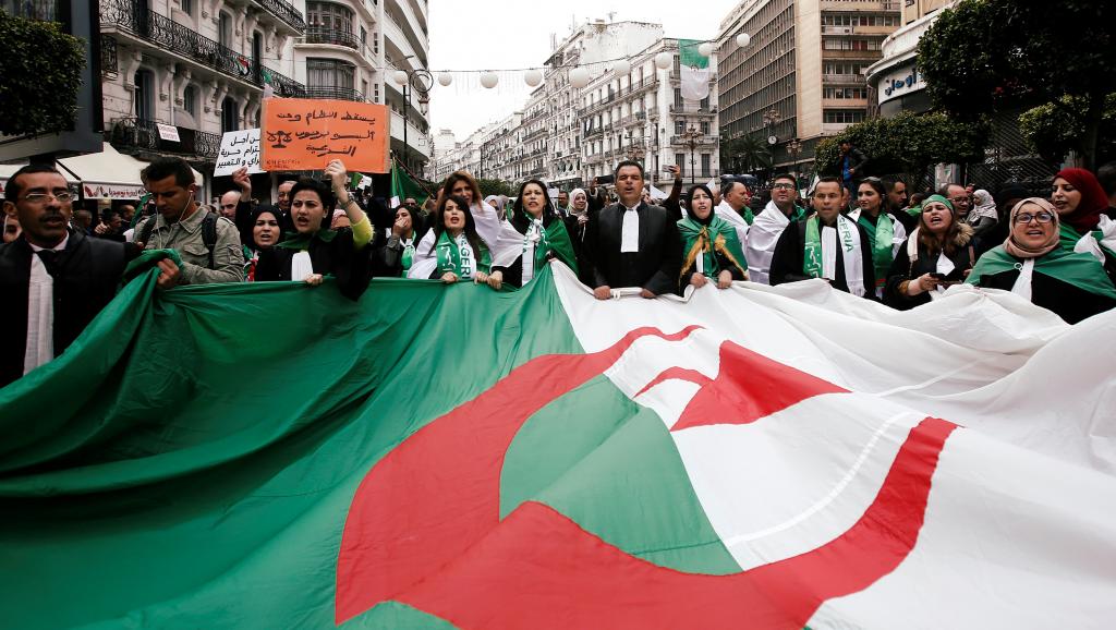 Algérie: l'armée en arbitre, la méfiance des opposants et de la rue