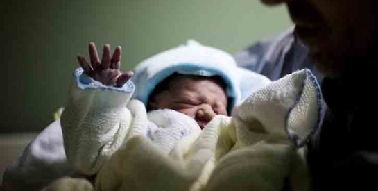 Une femme infertile a mis au monde un bébé conçu à trois